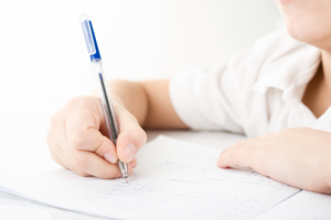 Правильное положение пальцев на ручке при письме