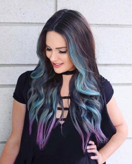 синие и фиолетовые пряди волос