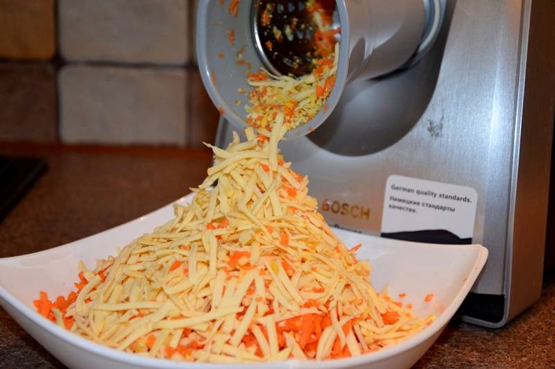Приготовление салата из моркови и сыра