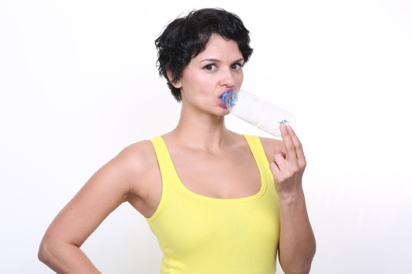 Как сделать губы пухлыми c помощью стакана, бутылки, макияжа, упражнения для увеличения губ в домашних условиях