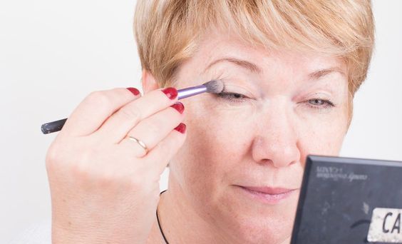 Секреты возрастного макияжа: как скорректировать нависшее веко и визуально увеличить глаза?