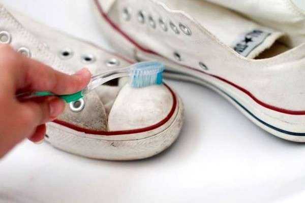 Чистка зубной щеткой