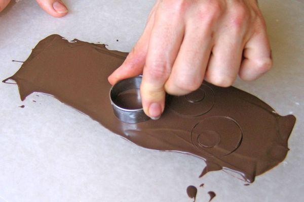 Вырезание (выдавливание) фигурок из шоколада