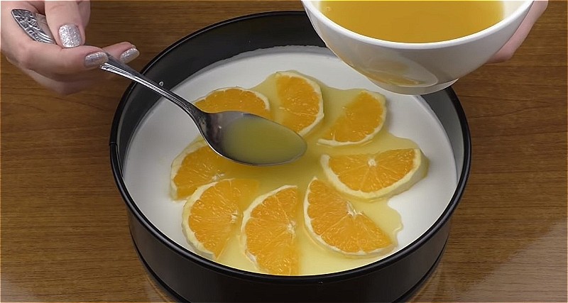 Украшаем чизкейк апельсином и заливаем соком с желатином