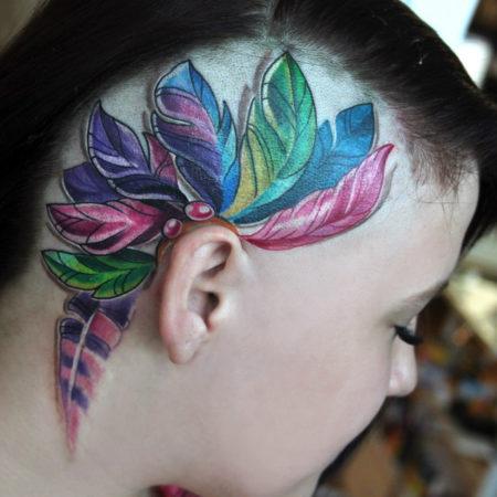 Женское тату на голове перья в стиле 3D