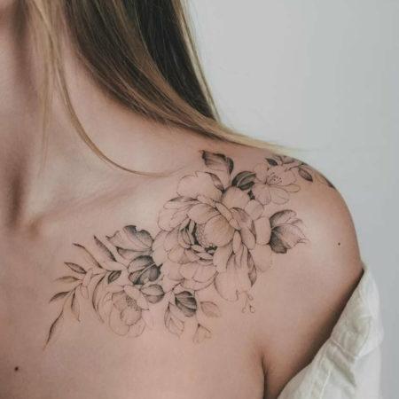 Женское тату на ключице в стиле Linework цветы