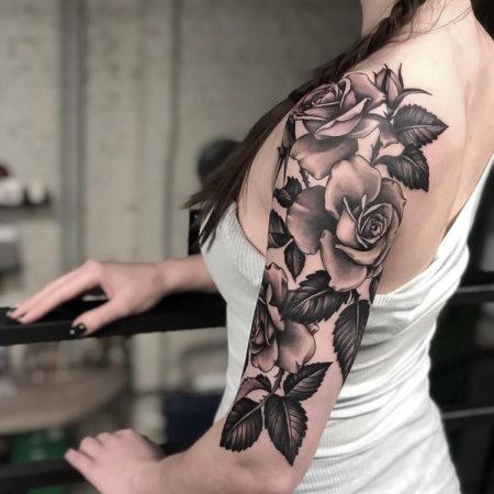 Женское тату на плече в стиле чикано цветы