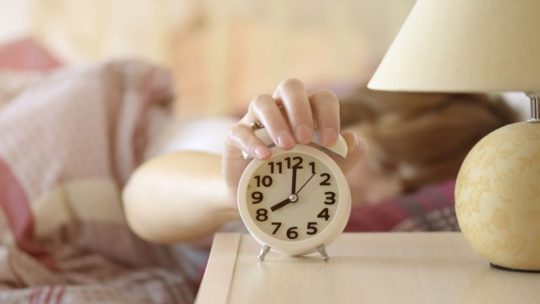 Как научиться вставать по будильнику