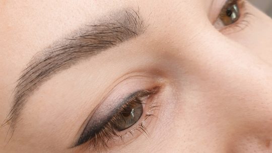 Как делают татуаж глаз с растушевкой: этапы процедуры