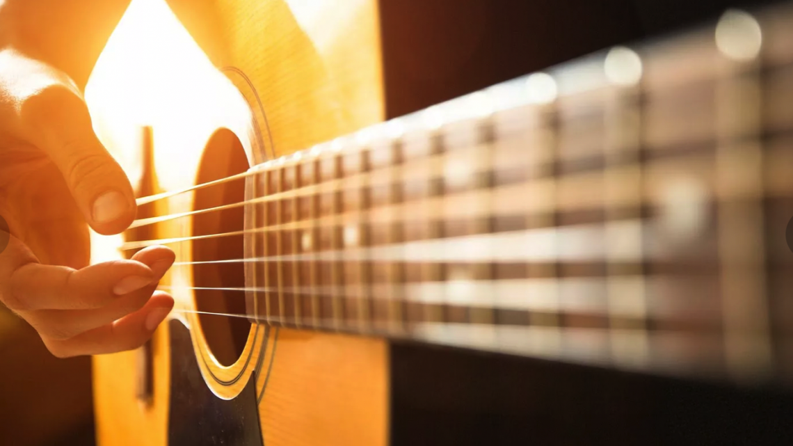 Как научиться играть на гитаре и где взять аккорды к песням